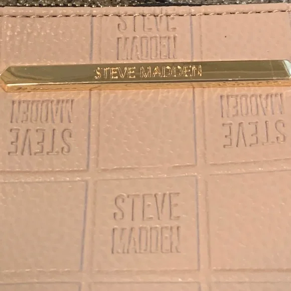 Steve Madden Wristlet / Purse! Brand New…Label & Zipper still covered in plastic - Picture 4 of 13